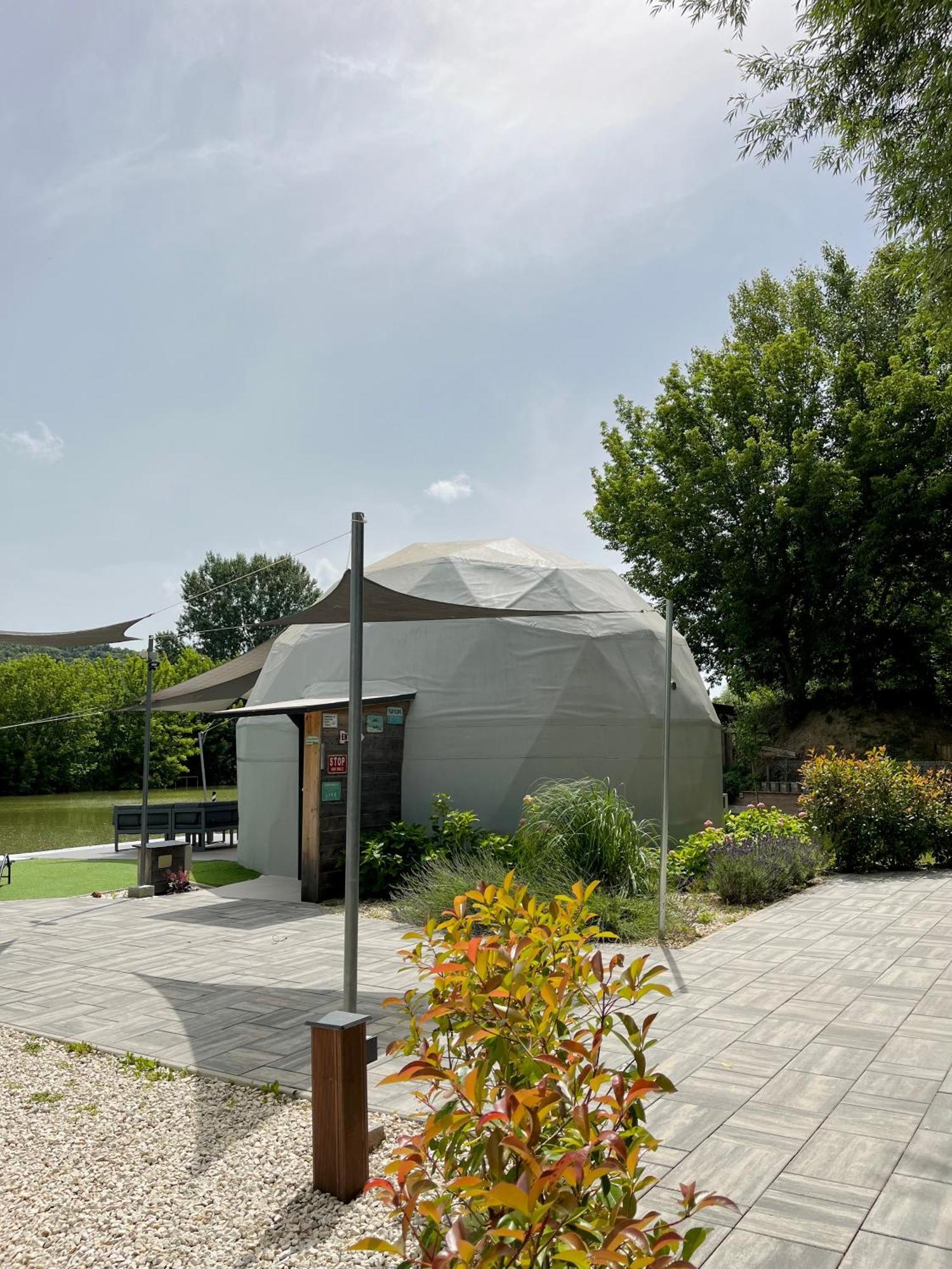 Domeglamping At Fishinglake Ságvár Esterno foto